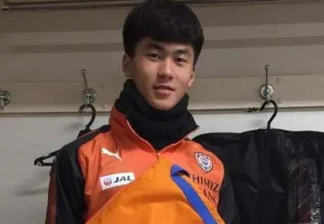 两个老男人玩我一晚好爽